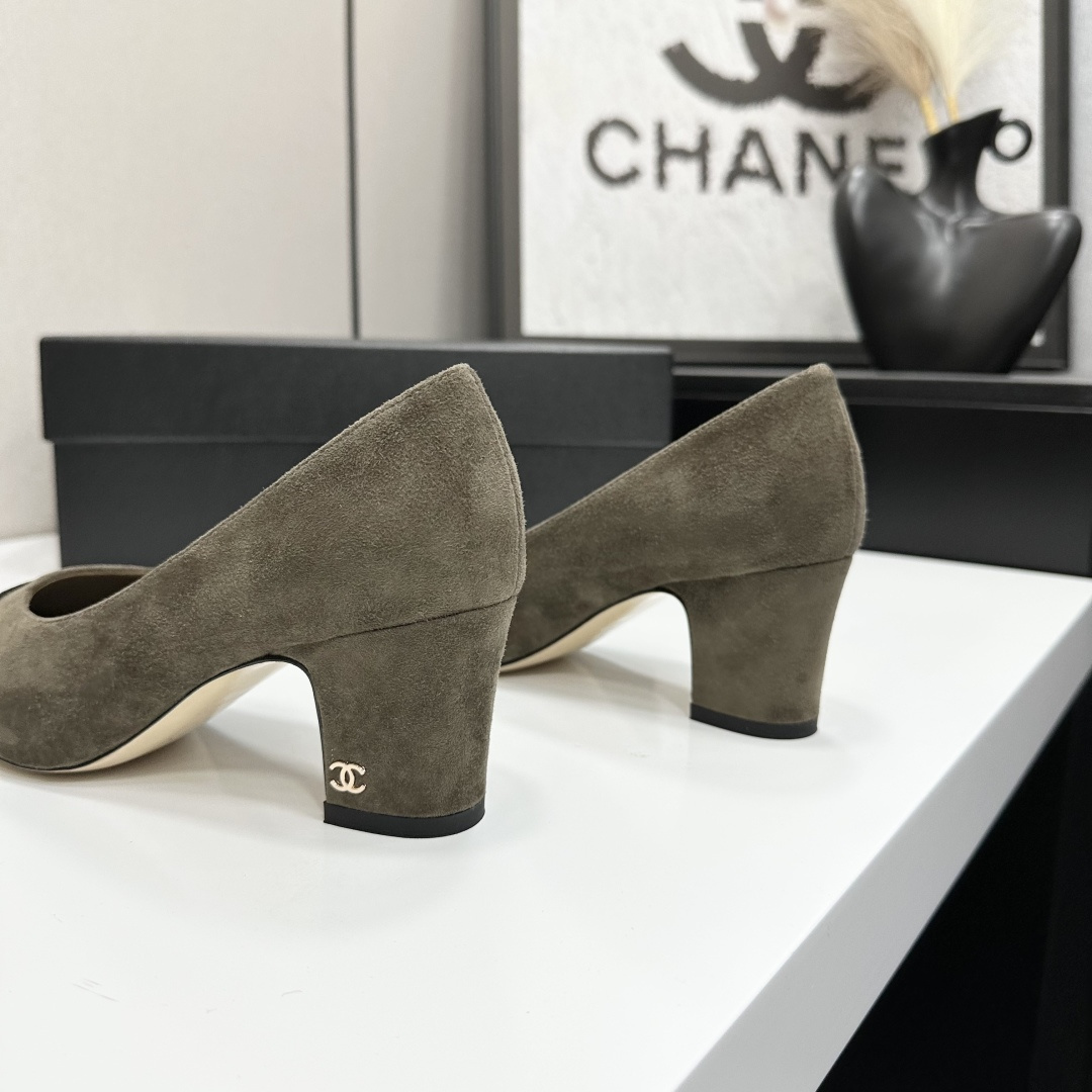 Chanel olive green suede pumps with black cap-toe and block heel featuring a small gold CC logo - Hình 7