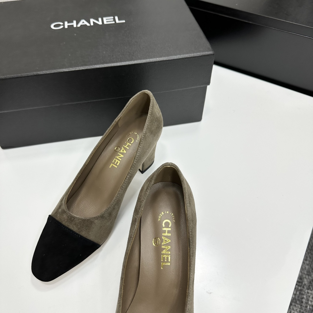 Chanel olive green suede pumps with black cap-toe and block heel featuring a small gold CC logo - Hình 6