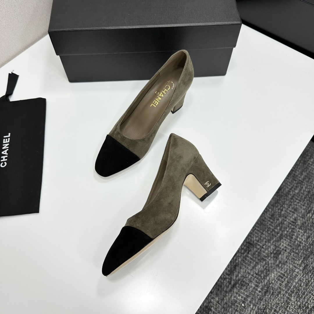 Chanel olive green suede pumps with black cap-toe and block heel featuring a small gold CC logo - Hình 5