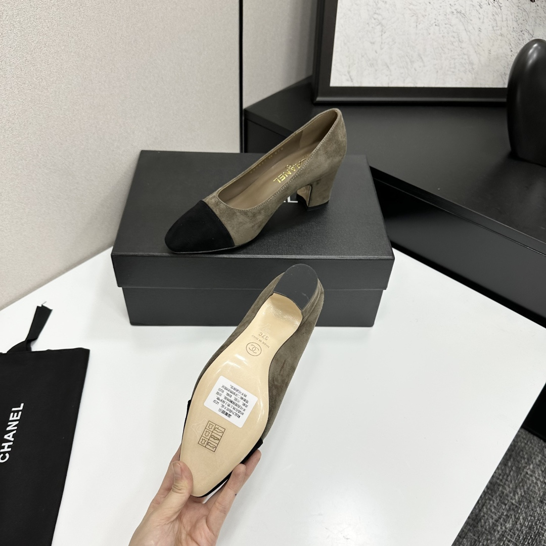 Chanel olive green suede pumps with black cap-toe and block heel featuring a small gold CC logo - Hình 4