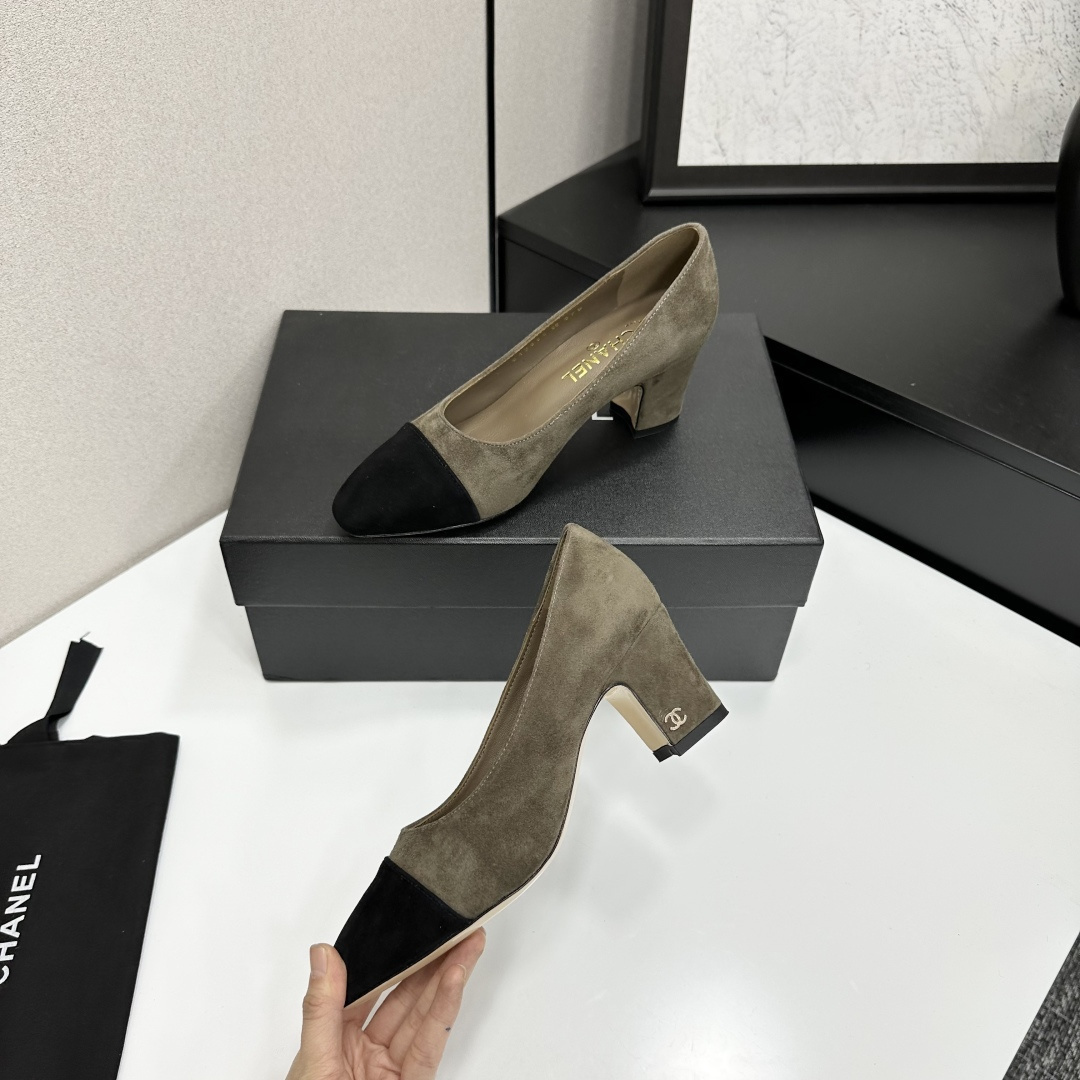 Chanel olive green suede pumps with black cap-toe and block heel featuring a small gold CC logo - Hình 3