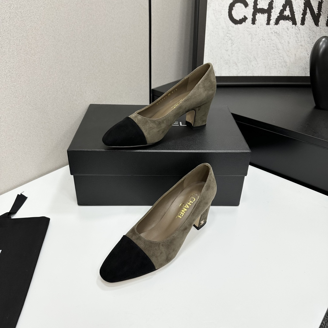 Chanel olive green suede pumps with black cap-toe and block heel featuring a small gold CC logo - Hình 2