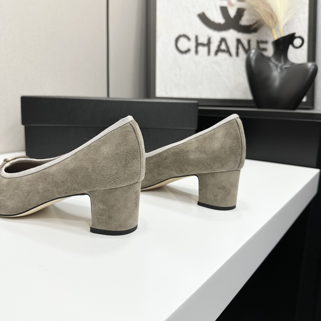 Chanel two-tone beige and black suede block heel pumps with bow detail on a black box - Hình 7