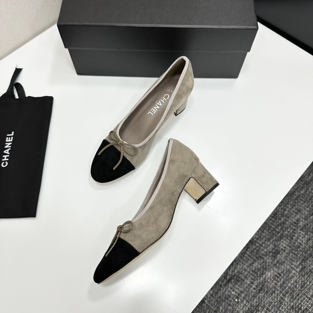 Chanel two-tone beige and black suede block heel pumps with bow detail on a black box - Hình 6