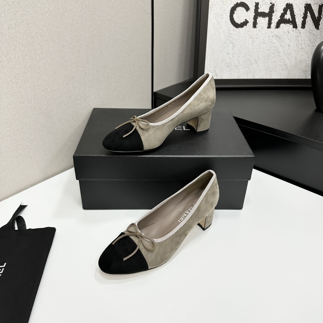 Chanel two-tone beige and black suede block heel pumps with bow detail on a black box - Hình 2