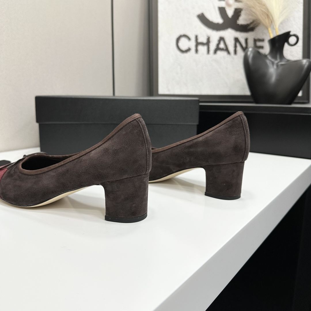 A pair of elegant two-tone suede block heel pumps in mocha brown and burgundy red with a small bow detail, displayed on a black shoe box. - Hình 6