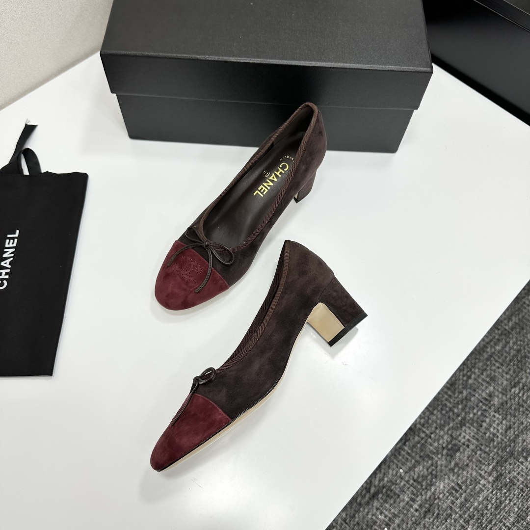 A pair of elegant two-tone suede block heel pumps in mocha brown and burgundy red with a small bow detail, displayed on a black shoe box. - Hình 5