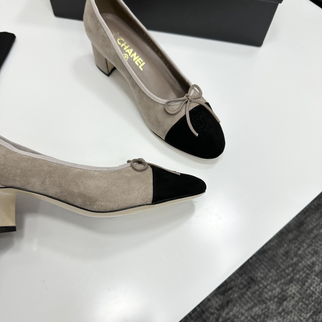 Chanel two-tone beige and black suede block heel pumps with bow detail displayed on a black box - Hình 9