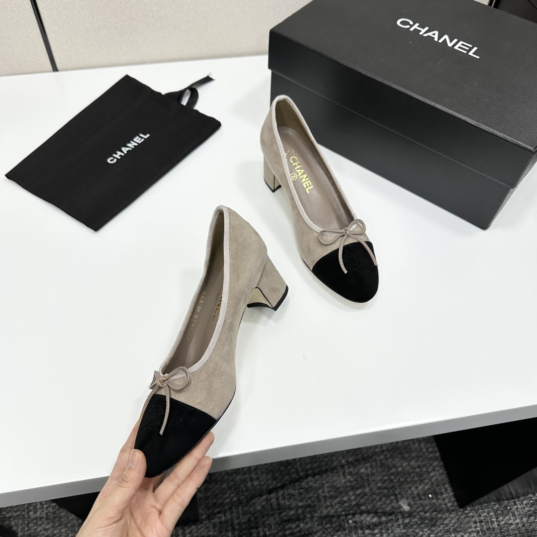 Chanel two-tone beige and black suede block heel pumps with bow detail displayed on a black box - Hình 8