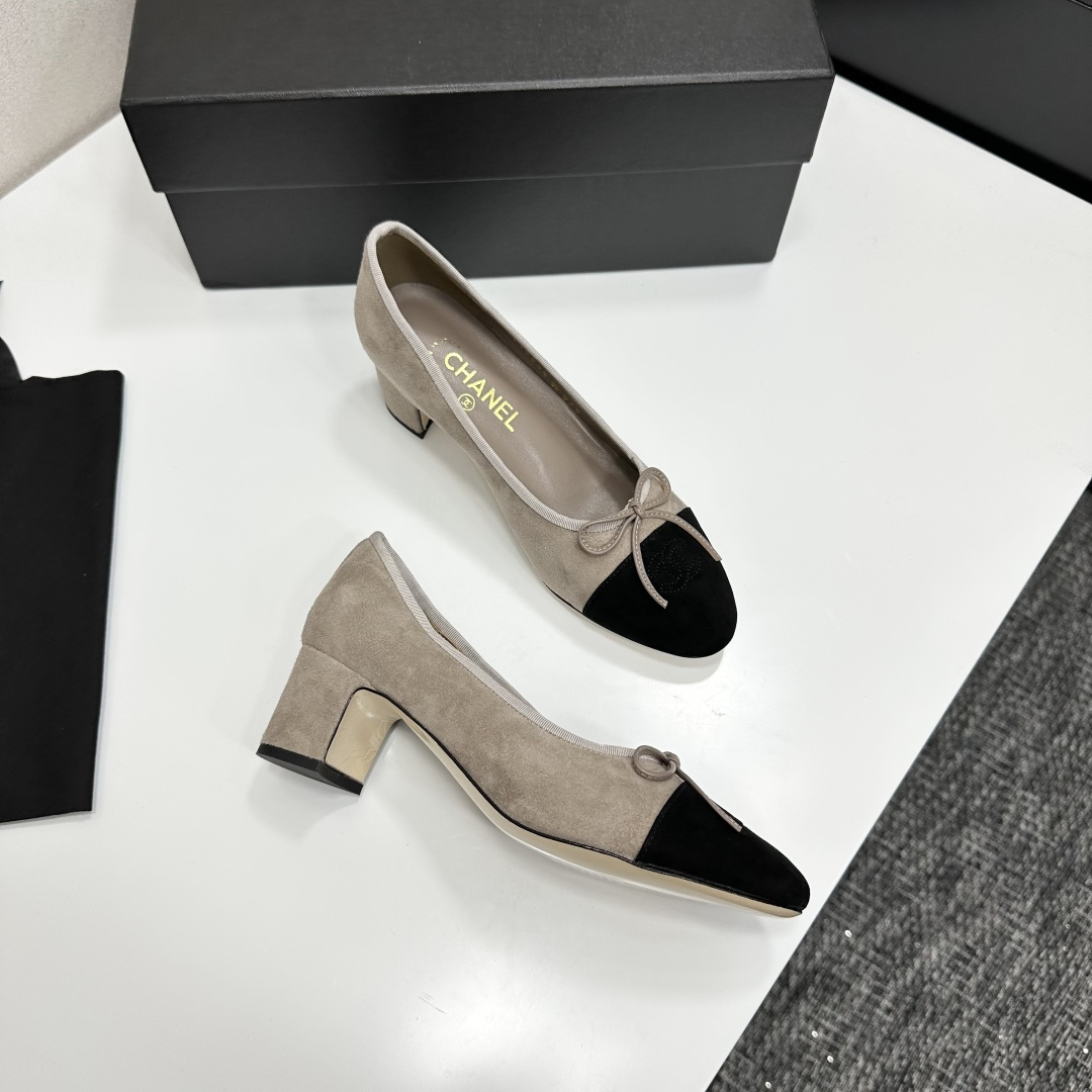 Chanel two-tone beige and black suede block heel pumps with bow detail displayed on a black box - Hình 7
