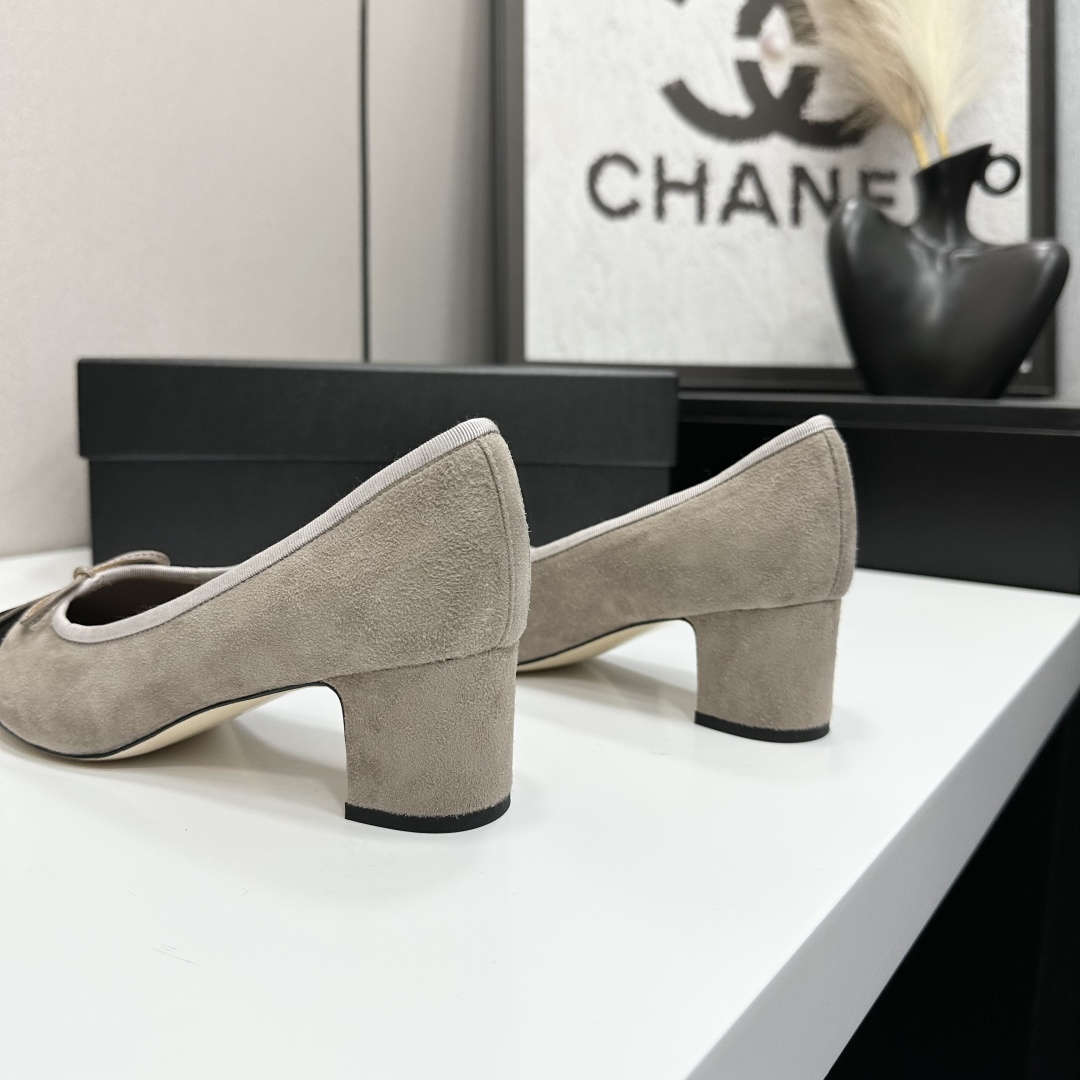 Chanel two-tone beige and black suede block heel pumps with bow detail displayed on a black box - Hình 6