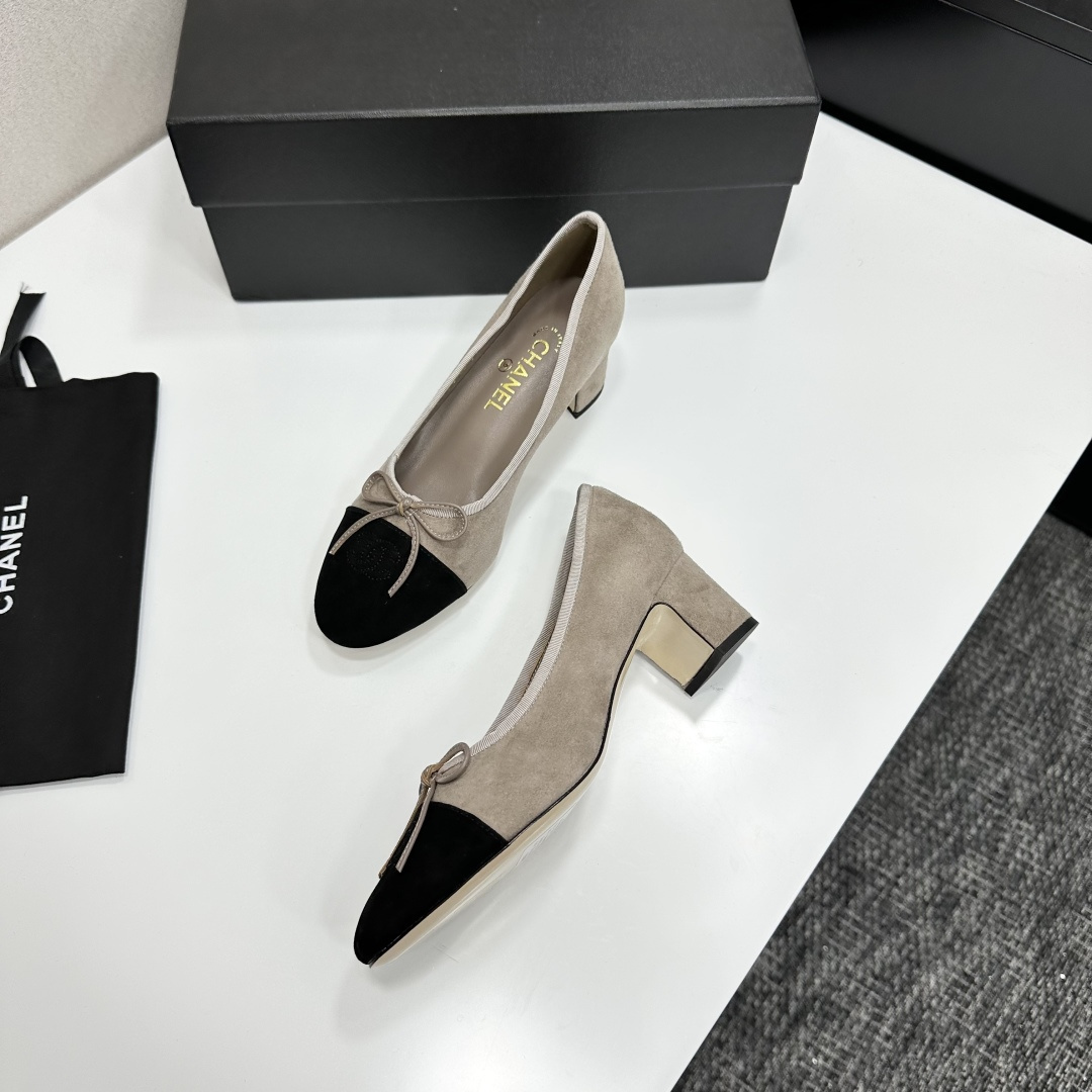 Chanel two-tone beige and black suede block heel pumps with bow detail displayed on a black box - Hình 5