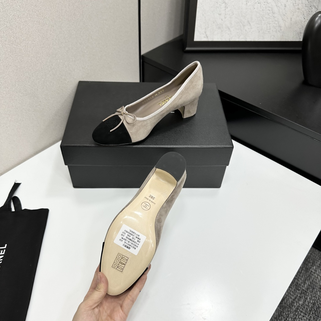 Chanel two-tone beige and black suede block heel pumps with bow detail displayed on a black box - Hình 4