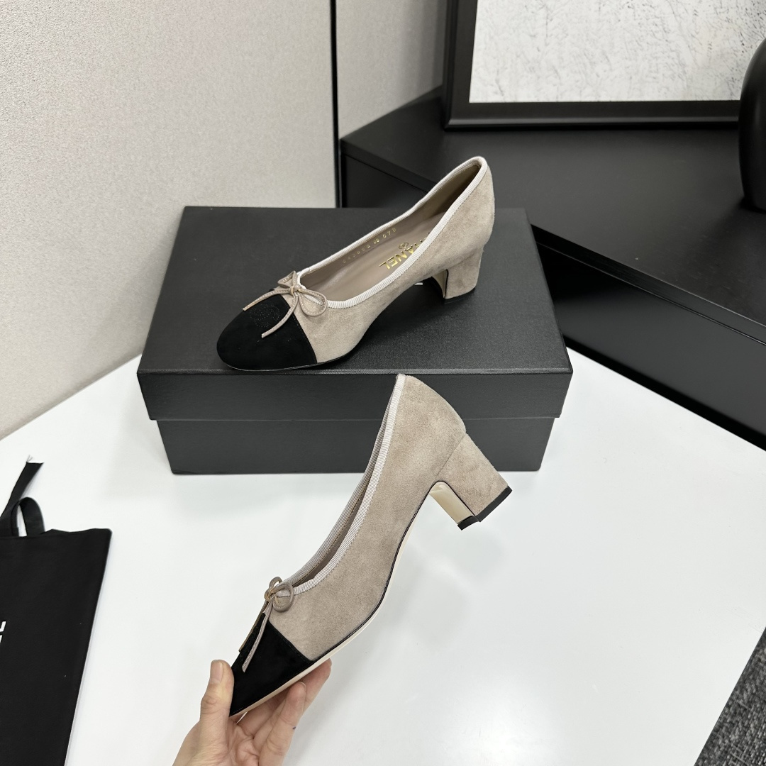 Chanel two-tone beige and black suede block heel pumps with bow detail displayed on a black box - Hình 3