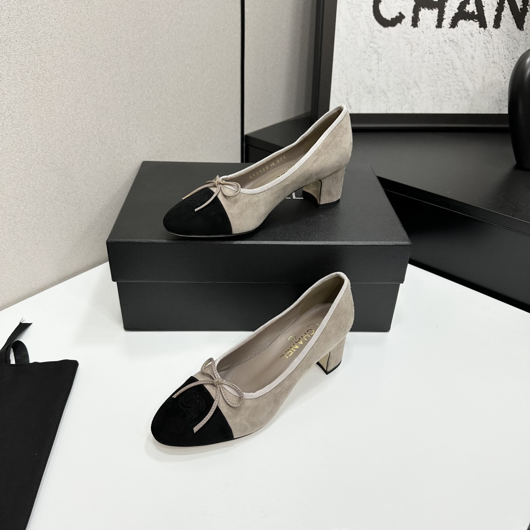 Chanel two-tone beige and black suede block heel pumps with bow detail displayed on a black box - Hình 2
