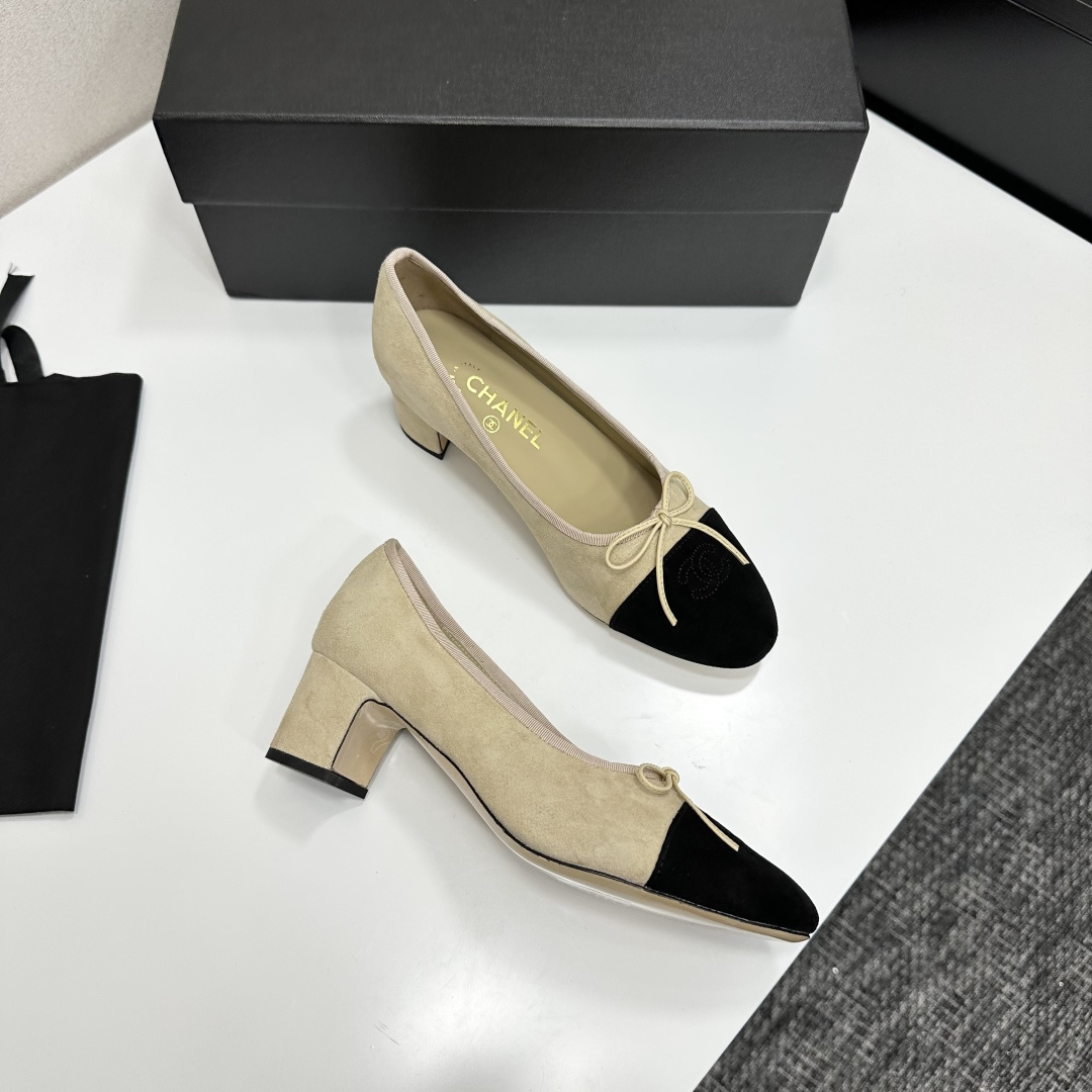 Elegant two-tone beige and black suede block heel pumps with a small bow detail on a black designer box. - Hình 7