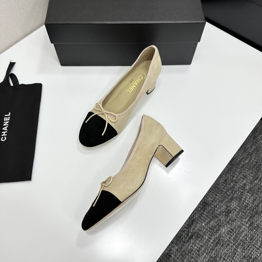 Elegant two-tone beige and black suede block heel pumps with a small bow detail on a black designer box. - Hình 5