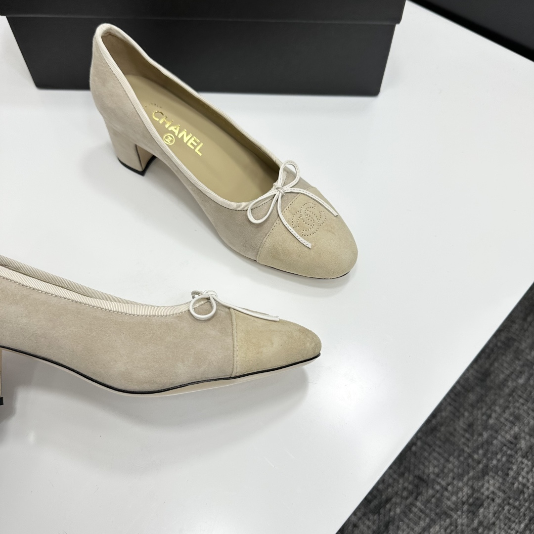 Chanel beige suede block heel pumps with white bow detail and stitched CC logo on the toe cap - Hình 8