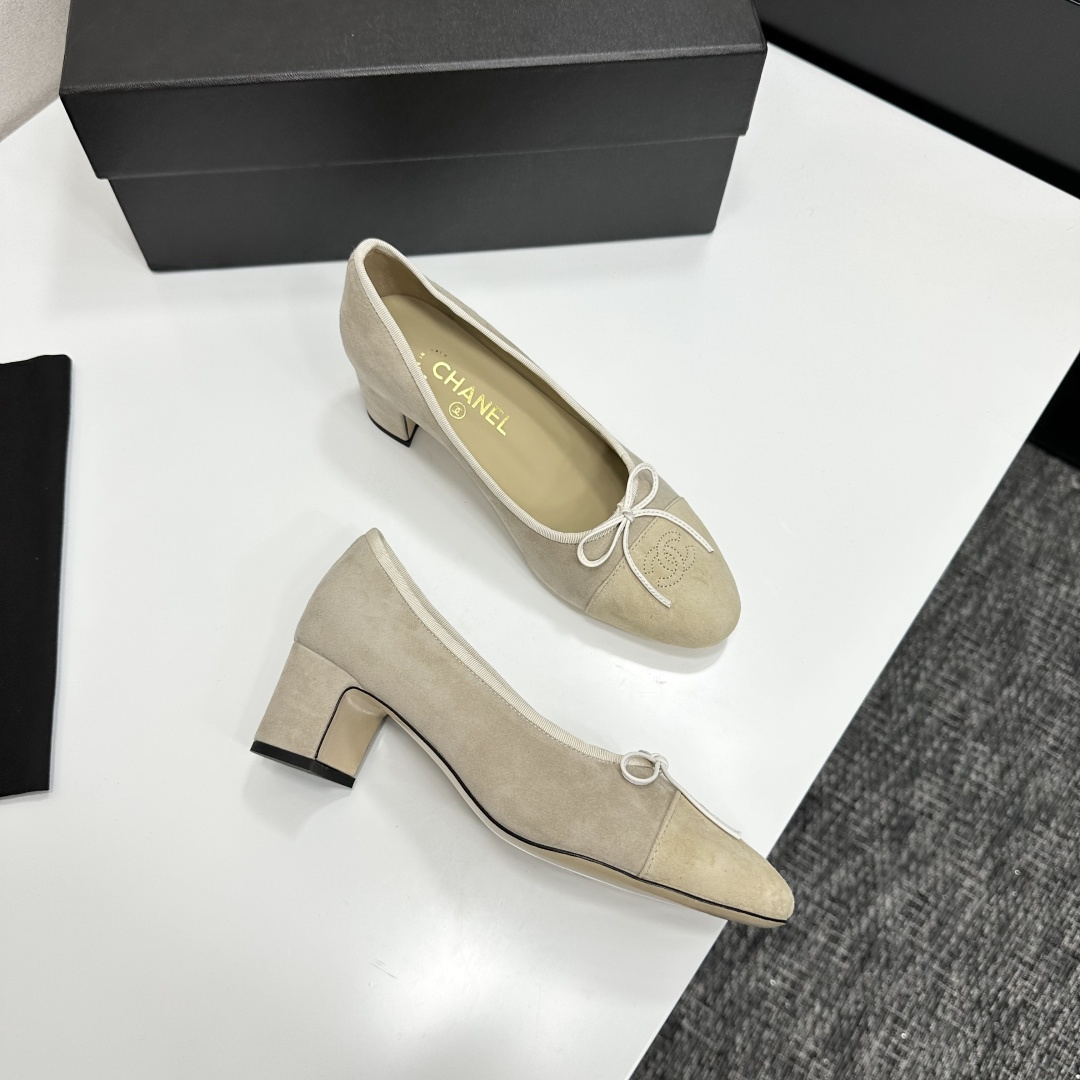 Chanel beige suede block heel pumps with white bow detail and stitched CC logo on the toe cap - Hình 7