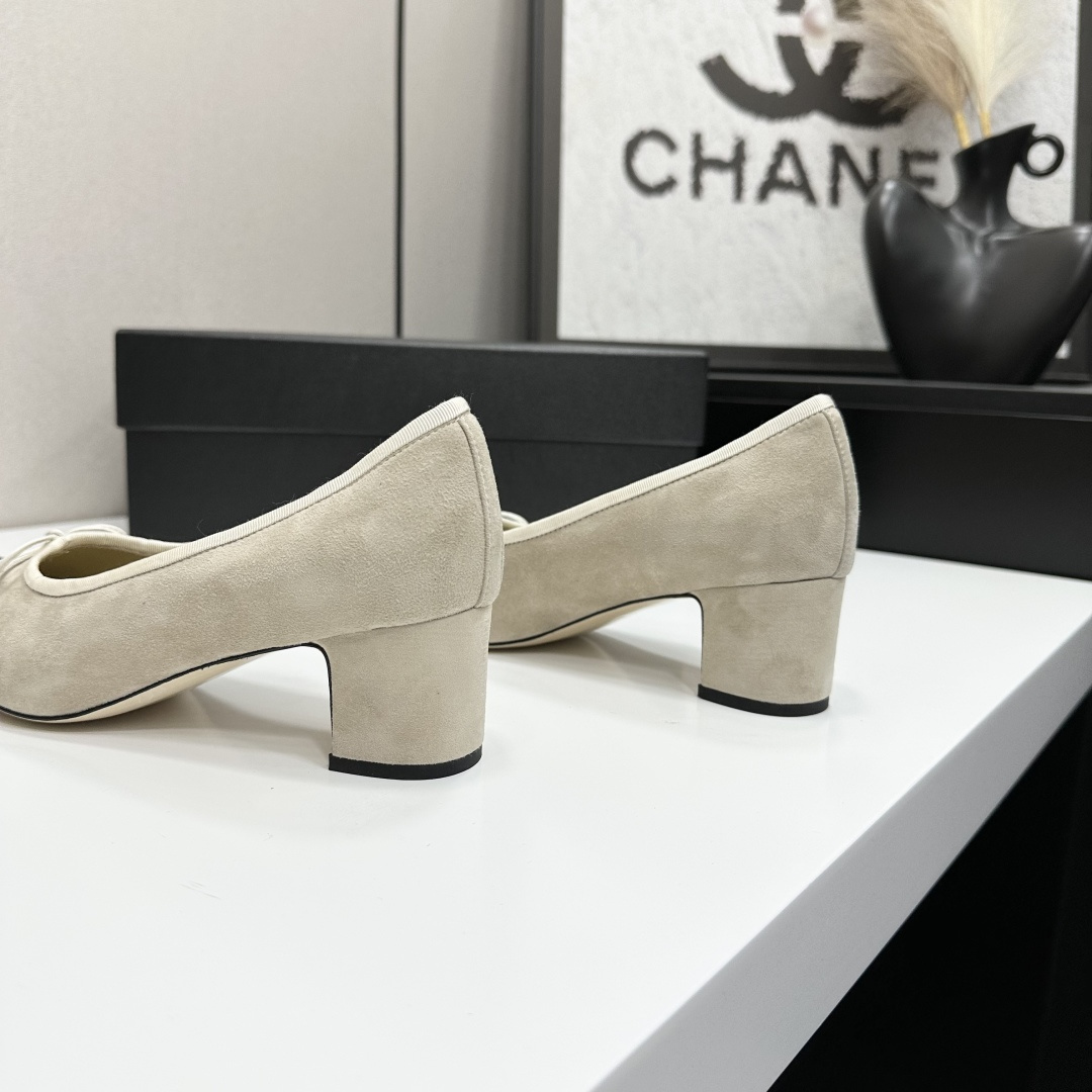 Chanel beige suede block heel pumps with white bow detail and stitched CC logo on the toe cap - Hình 6