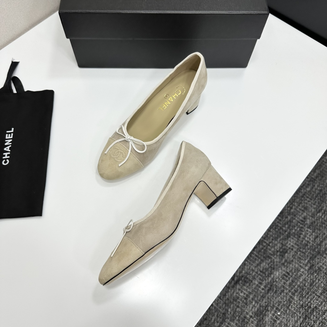 Chanel beige suede block heel pumps with white bow detail and stitched CC logo on the toe cap - Hình 5