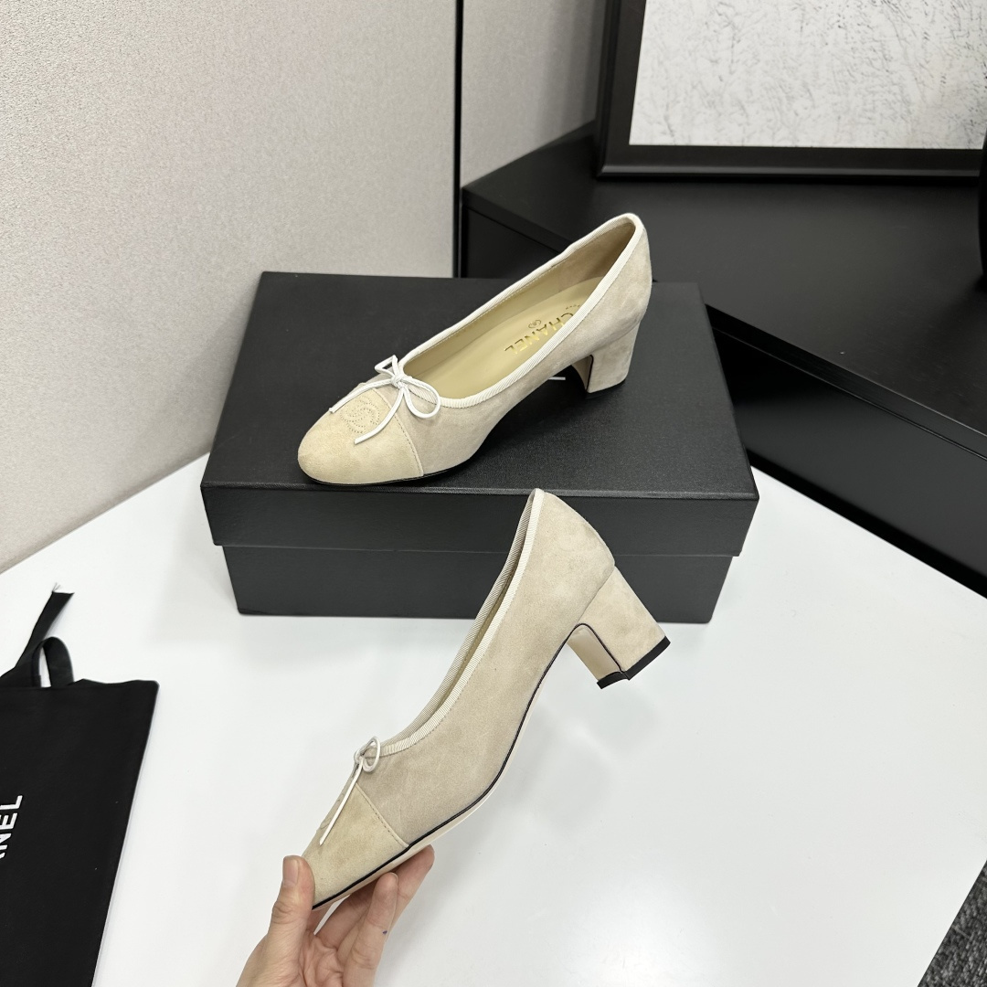 Chanel beige suede block heel pumps with white bow detail and stitched CC logo on the toe cap - Hình 3
