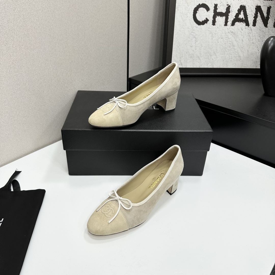 Chanel beige suede block heel pumps with white bow detail and stitched CC logo on the toe cap - Hình 2