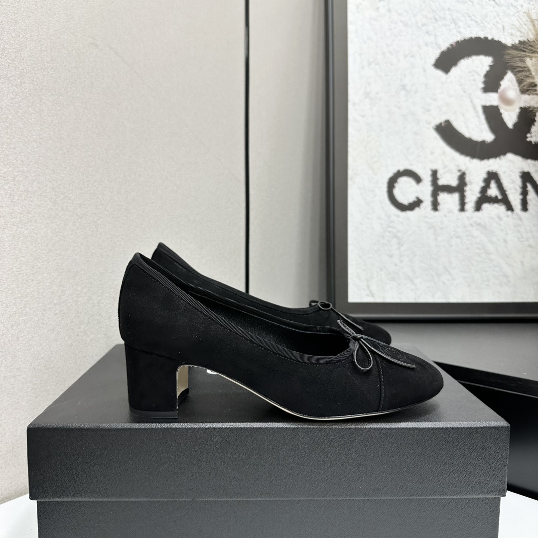 Chanel Black Suede Bow Pumps – Elegant Mid-Heel Block Shoes