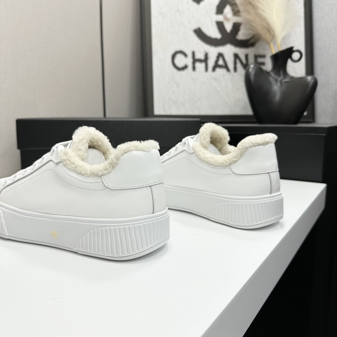 Luxury Chanel white leather sneakers with fuzzy cream lining and chunky platform soles displayed on a black designer box - Hình 8