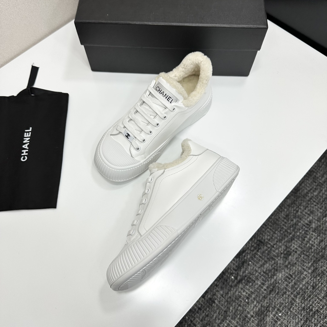 Luxury Chanel white leather sneakers with fuzzy cream lining and chunky platform soles displayed on a black designer box - Hình 7