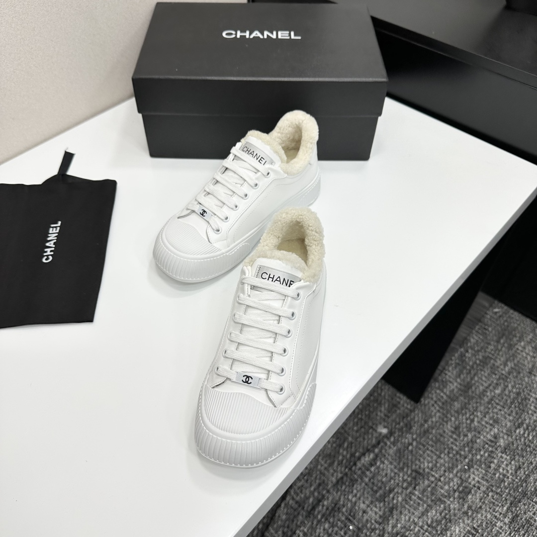 Luxury Chanel white leather sneakers with fuzzy cream lining and chunky platform soles displayed on a black designer box - Hình 6