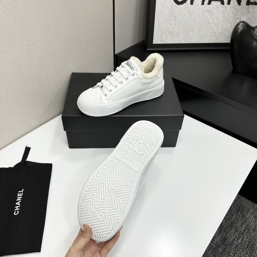 Luxury Chanel white leather sneakers with fuzzy cream lining and chunky platform soles displayed on a black designer box - Hình 5