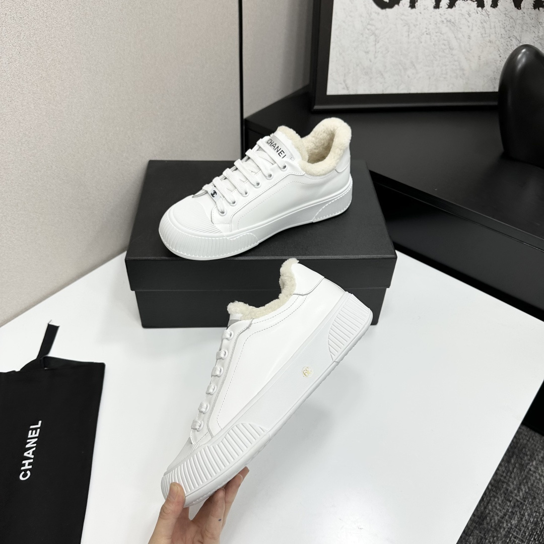 Luxury Chanel white leather sneakers with fuzzy cream lining and chunky platform soles displayed on a black designer box - Hình 4