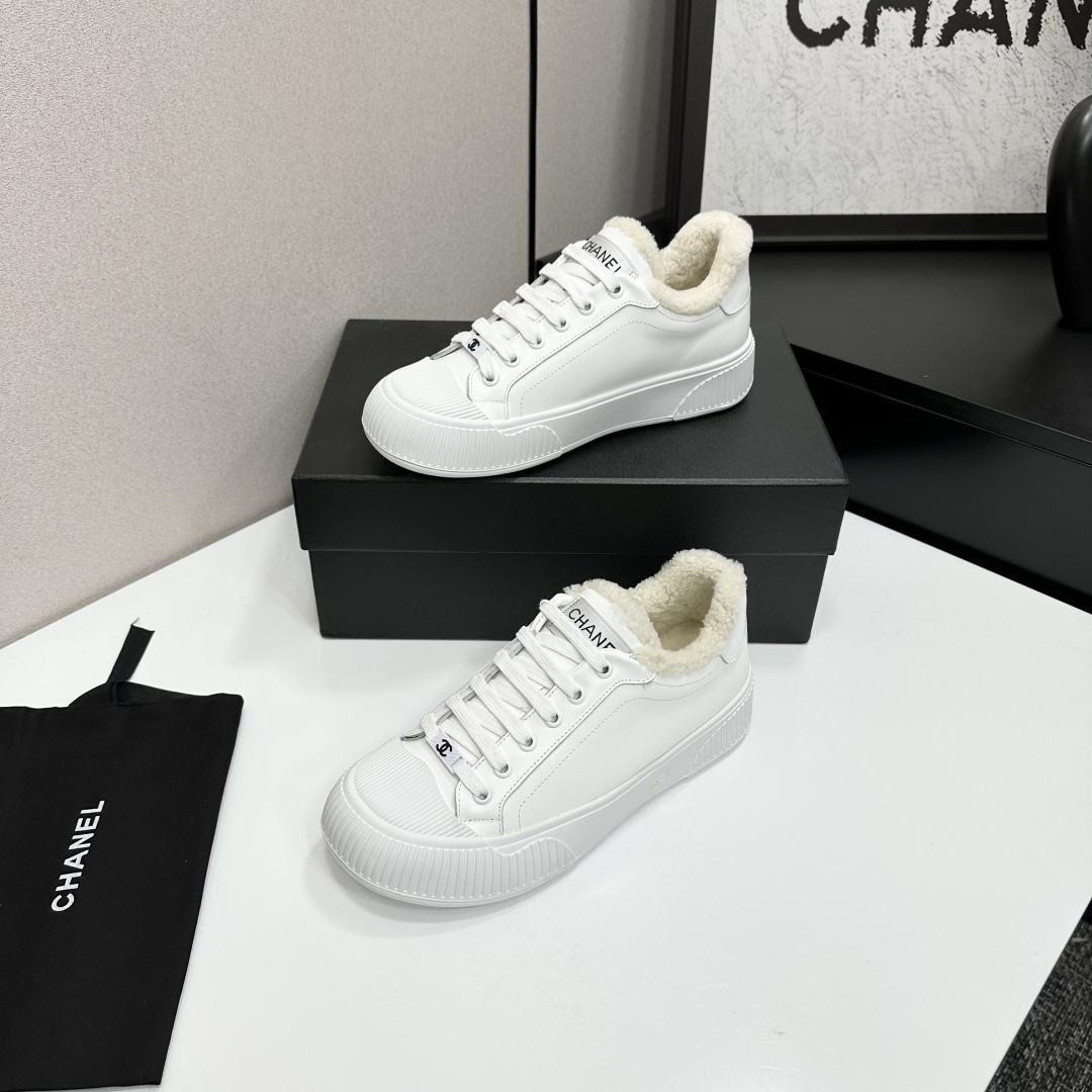 Luxury Chanel white leather sneakers with fuzzy cream lining and chunky platform soles displayed on a black designer box - Hình 3