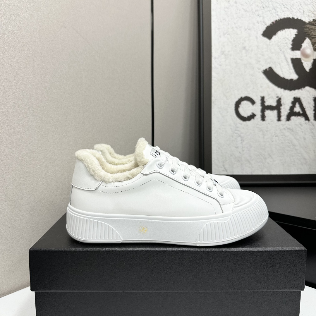 Luxury White Fur-Lined Platform Sneakers – Chic Winter Style
