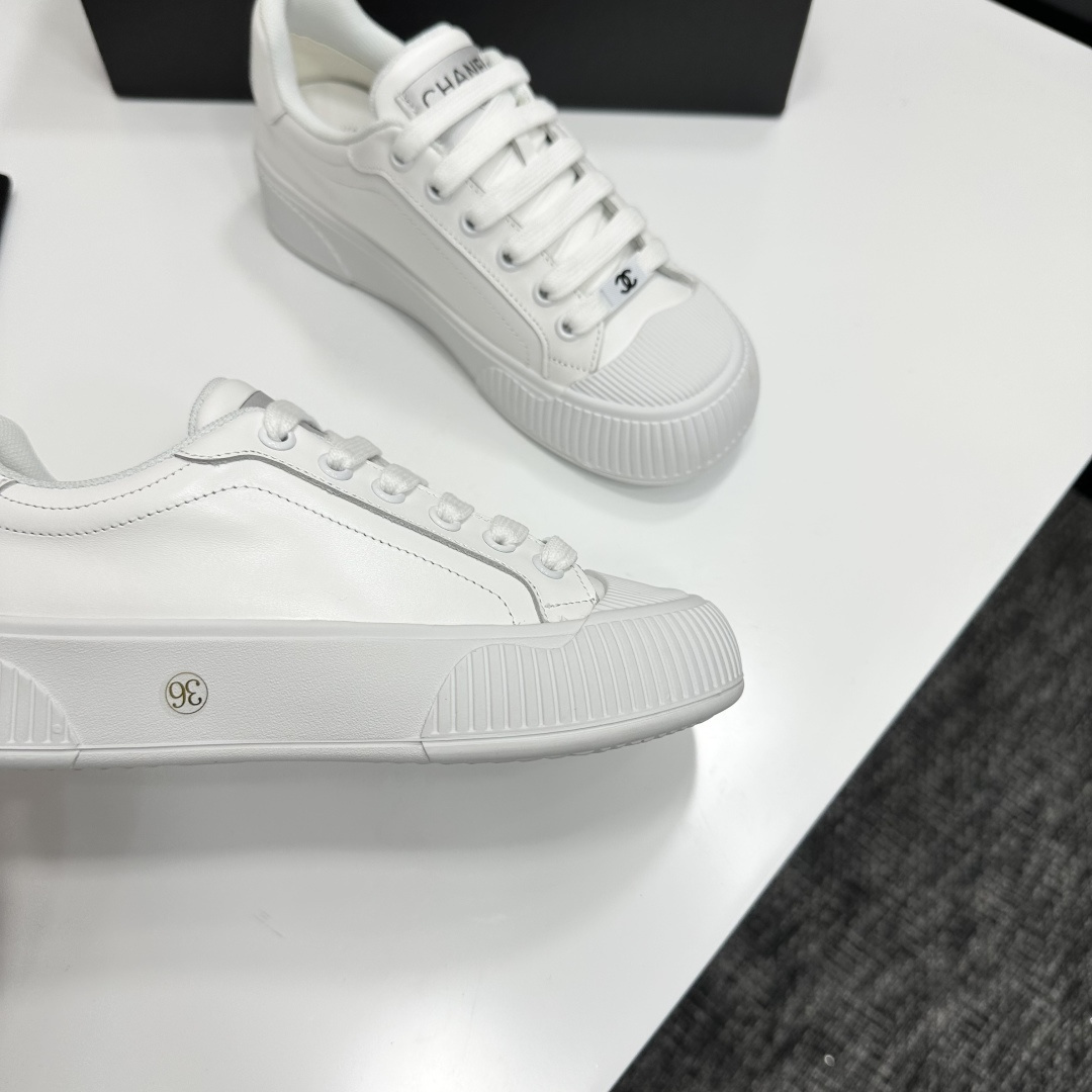 Luxury Chanel white leather platform sneakers with ribbed soles and iconic logo detailing. - Hình 10