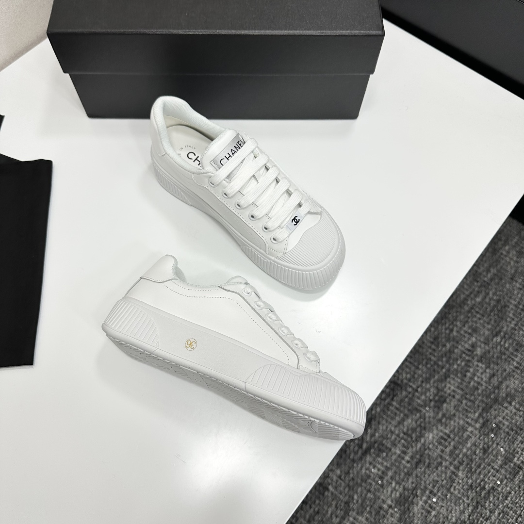 Luxury Chanel white leather platform sneakers with ribbed soles and iconic logo detailing. - Hình 9