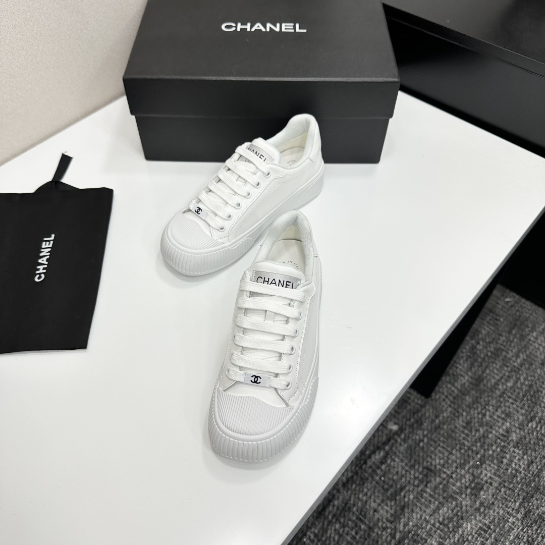 Luxury Chanel white leather platform sneakers with ribbed soles and iconic logo detailing. - Hình 6