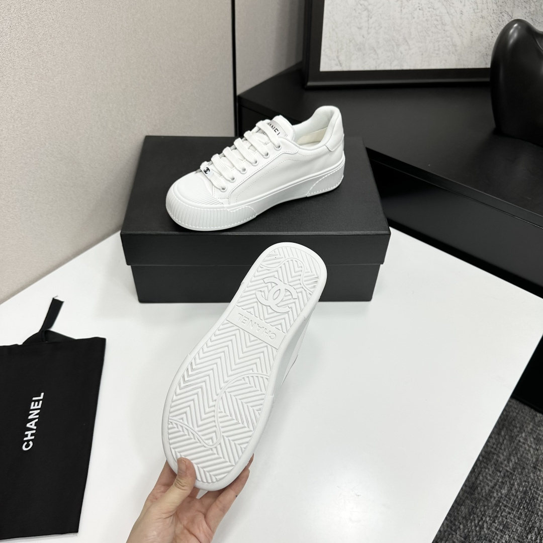 Luxury Chanel white leather platform sneakers with ribbed soles and iconic logo detailing. - Hình 5