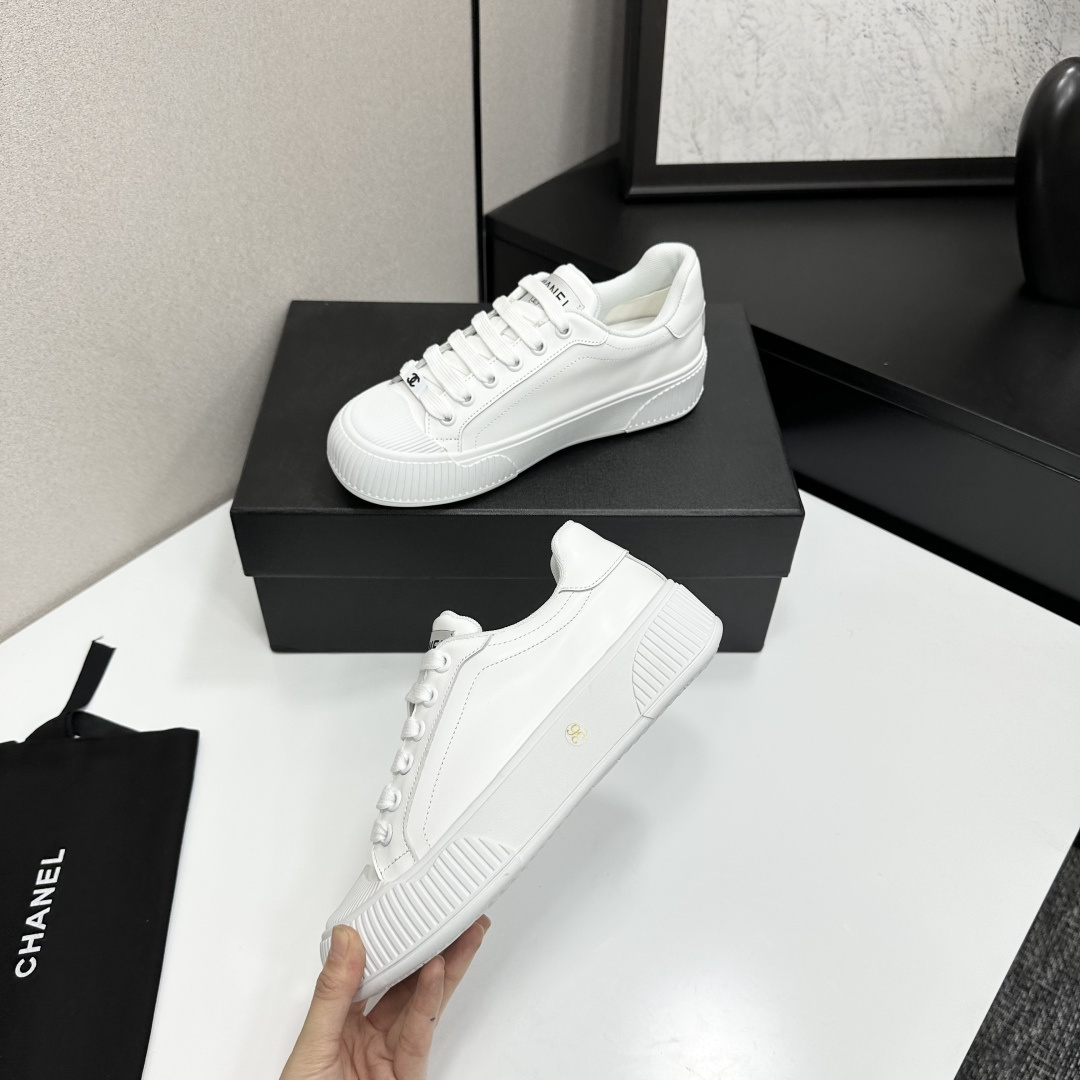 Luxury Chanel white leather platform sneakers with ribbed soles and iconic logo detailing. - Hình 4