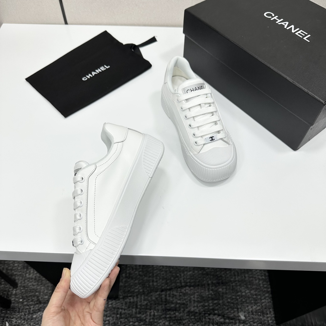 Luxury Chanel white leather platform sneakers with ribbed soles and iconic logo detailing. - Hình 2