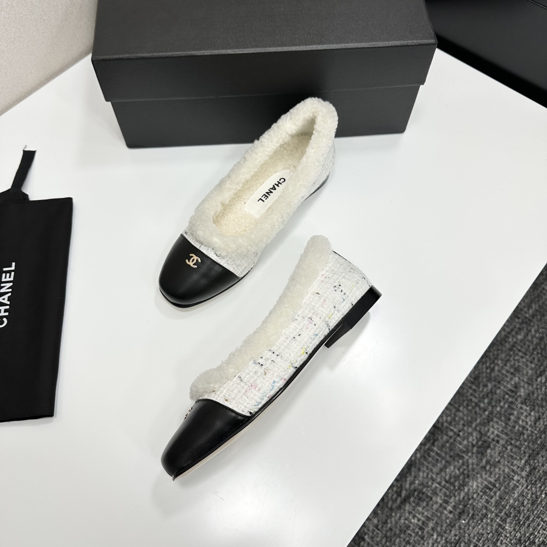Luxury Chanel white tweed ballet flats with black leather toe caps and white faux fur lining displayed on a black designer box. - Hình 7