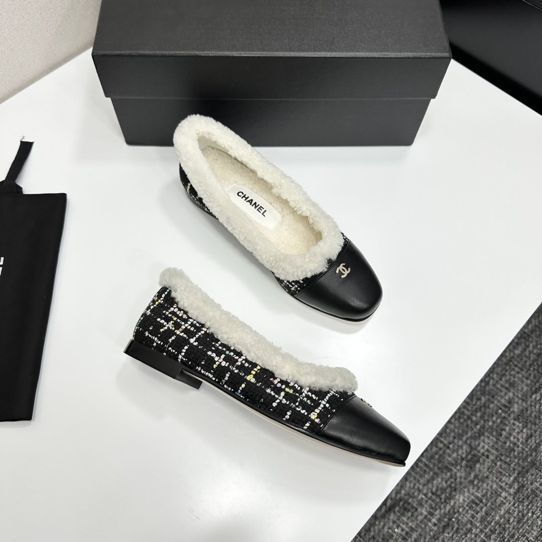 Pair of Chanel black and white tweed ballet flats with white shearling lining and gold CC logo on the leather toe cap - Hình 10