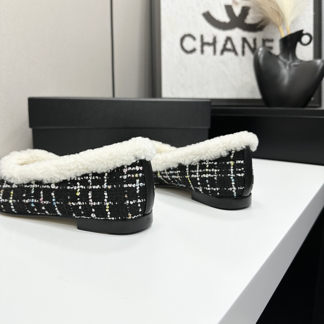 Pair of Chanel black and white tweed ballet flats with white shearling lining and gold CC logo on the leather toe cap - Hình 9