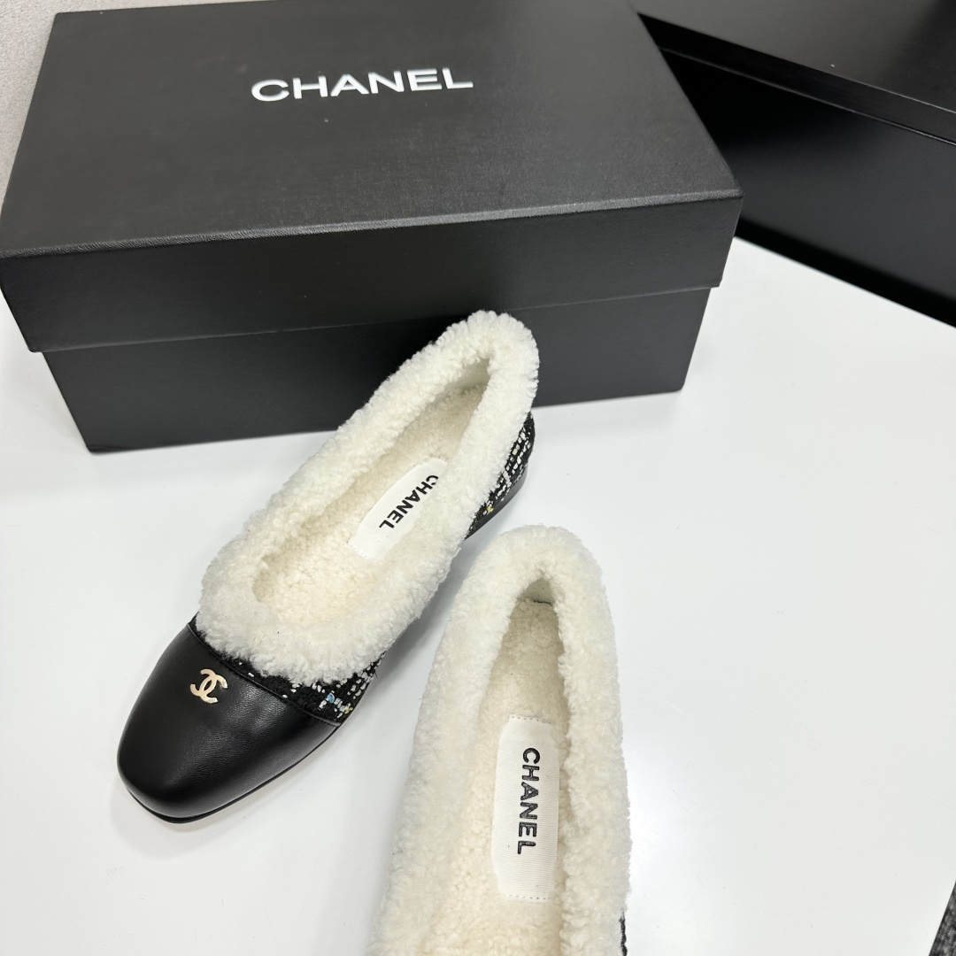Pair of Chanel black and white tweed ballet flats with white shearling lining and gold CC logo on the leather toe cap - Hình 8
