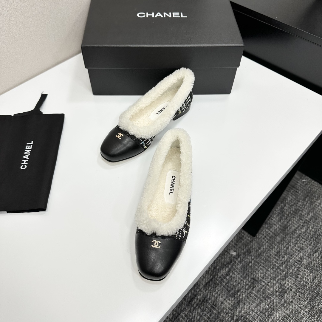 Pair of Chanel black and white tweed ballet flats with white shearling lining and gold CC logo on the leather toe cap - Hình 6