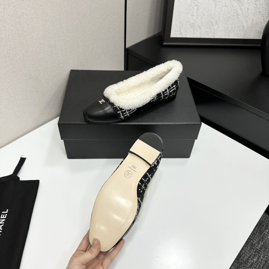 Pair of Chanel black and white tweed ballet flats with white shearling lining and gold CC logo on the leather toe cap - Hình 5