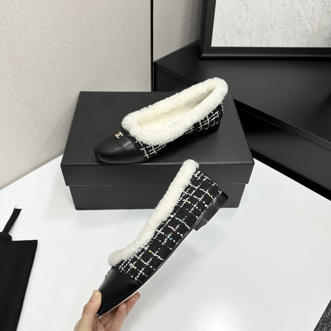 Pair of Chanel black and white tweed ballet flats with white shearling lining and gold CC logo on the leather toe cap - Hình 4