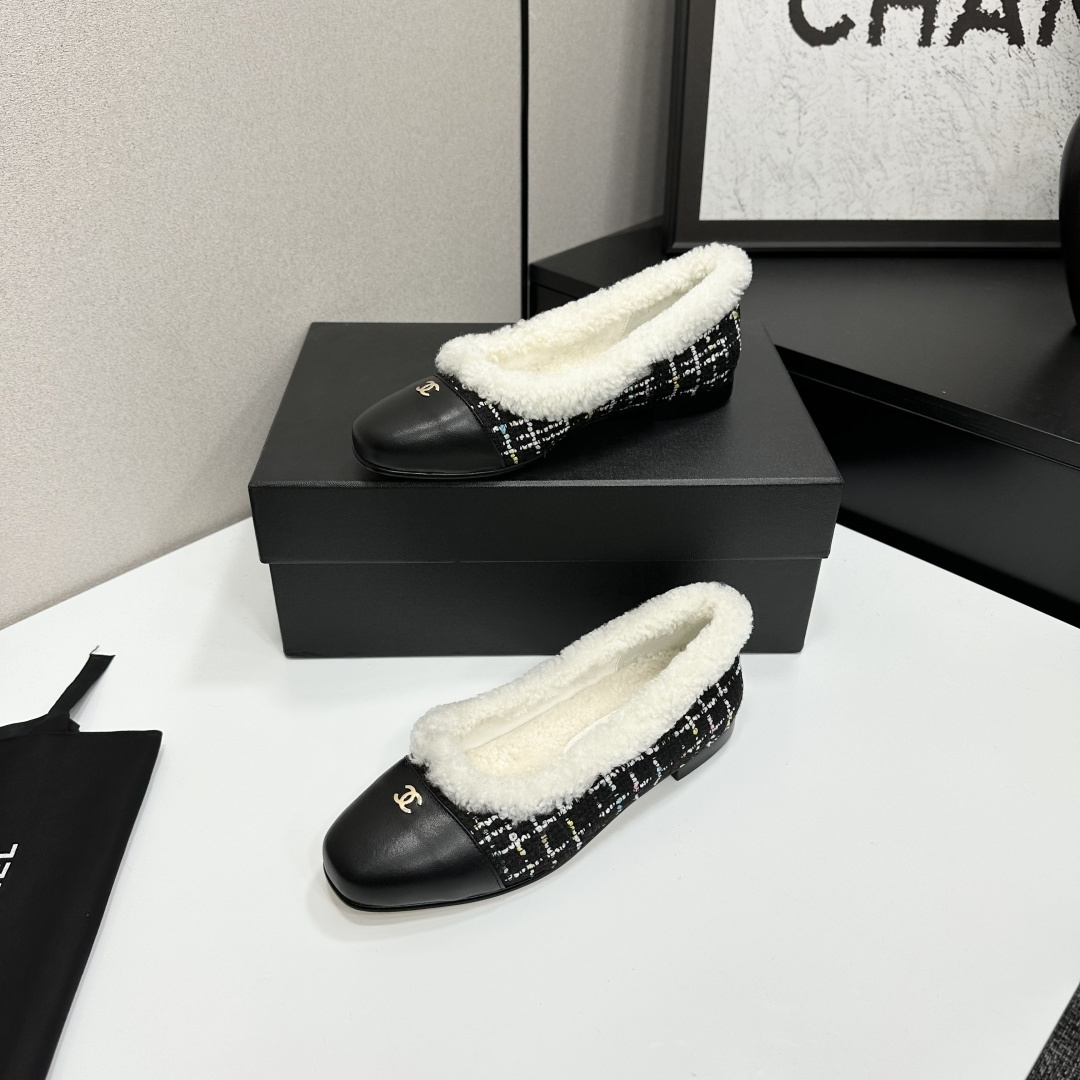 Pair of Chanel black and white tweed ballet flats with white shearling lining and gold CC logo on the leather toe cap - Hình 3