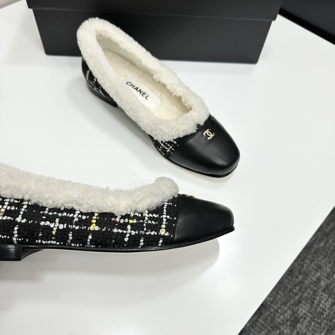 Pair of Chanel black and white tweed ballet flats with white shearling lining and gold CC logo on the leather toe cap - Hình 2
